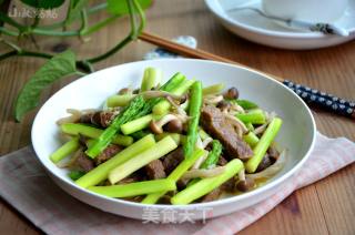 蟹味菇芦笋炒牛肉的做法步骤：10