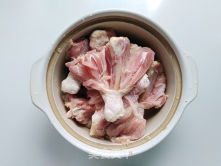 土豆洋葱烤鸡腿的做法步骤：2