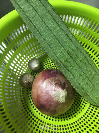蒜蓉炒丝瓜的做法步骤：1