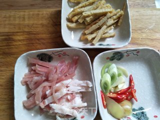 白菜肉丝炒面的做法步骤：2