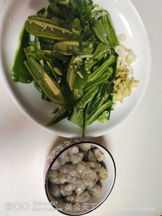 青椒炒虾的做法步骤：1