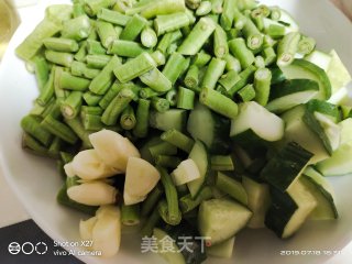 黄瓜丁炒豆角的做法步骤：1