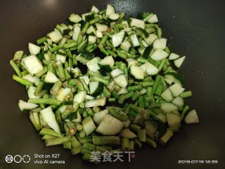 黄瓜丁炒豆角的做法步骤：2