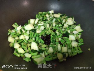 黄瓜丁炒豆角的做法步骤：3