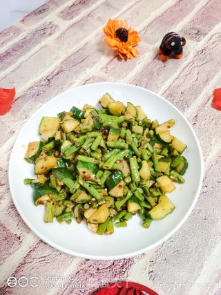黄瓜丁炒豆角的做法步骤：5