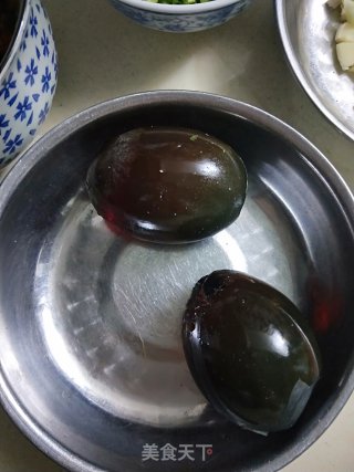 皮蛋拌内脂豆腐的做法步骤：2