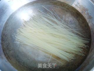 田头菇炖老鸡粉的做法步骤：2