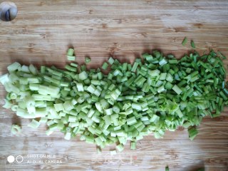 芹菜拌花生的做法步骤：2