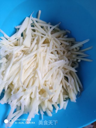 炝拌土豆丝的做法步骤：2