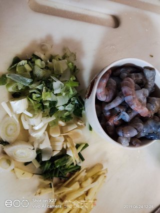 芹菜炒虾仁的做法步骤：1