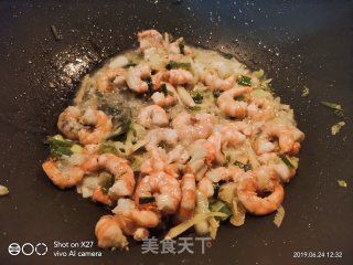 芹菜炒虾仁的做法步骤：4