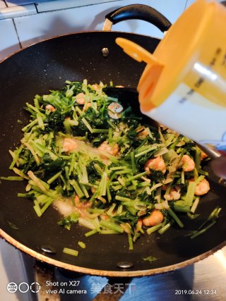 芹菜炒虾仁的做法步骤：5