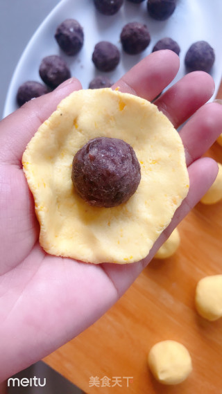 豆沙南瓜饼的做法步骤：3