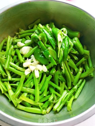 豆豉醪糟炒空心菜梗的做法步骤：1