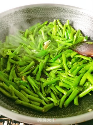 豆豉醪糟炒空心菜梗的做法步骤：3