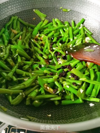 豆豉醪糟炒空心菜梗的做法步骤：5
