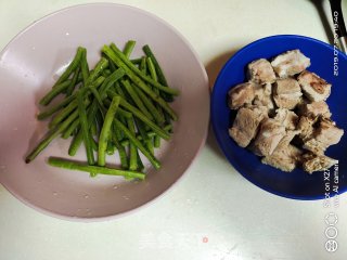 排骨焖豆角的做法步骤：1