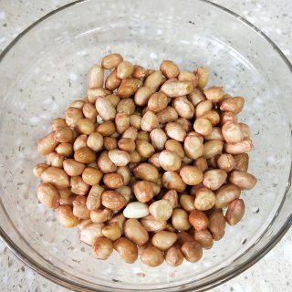 五香炒花生的做法步骤：3