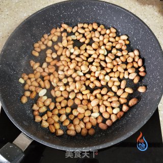 五香炒花生的做法步骤：4