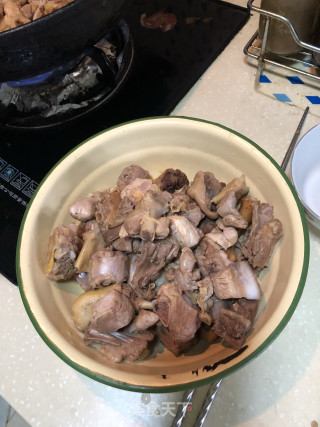 海带辣酱烧鸭的做法步骤：1