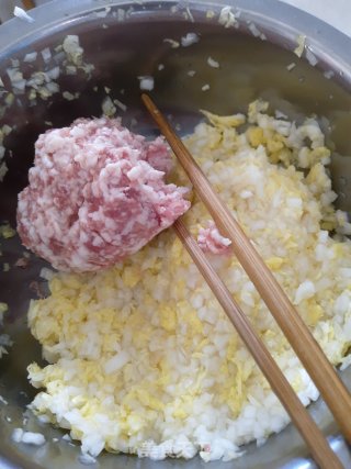 白菜肉水煎饺的做法步骤：2