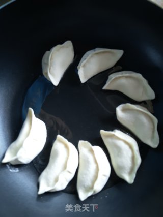 白菜肉水煎饺的做法步骤：6