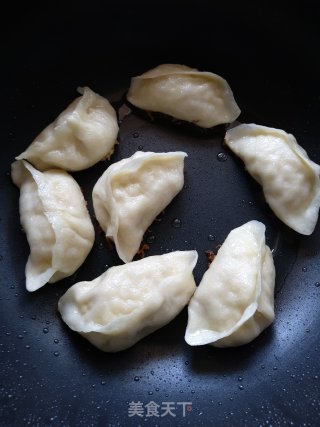 白菜肉水煎饺的做法步骤：7