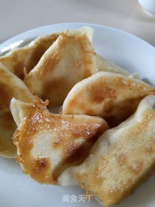 白菜肉水煎饺的做法步骤：8