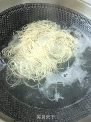 “面条”爆炒海螺片拌面的做法步骤：12
