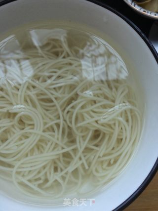 “面条”爆炒海螺片拌面的做法步骤：13