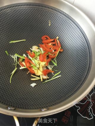 “面条”爆炒海螺片拌面的做法步骤：16