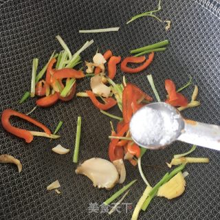 “面条”爆炒海螺片拌面的做法步骤：17