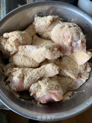 炸鸡腿薯条的做法步骤：2