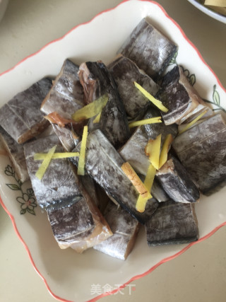 红烧带鱼的做法步骤：1