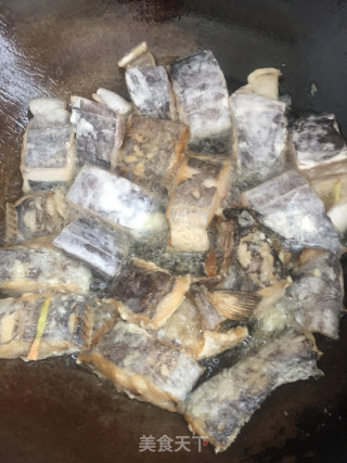 红烧带鱼的做法步骤：2