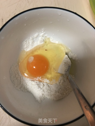 鸡蛋饼的做法步骤：1