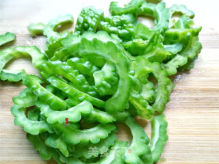 苦瓜雪菜炒肉的做法步骤：2