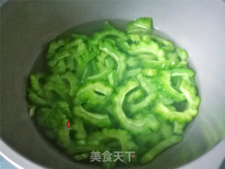 苦瓜雪菜炒肉的做法步骤：3