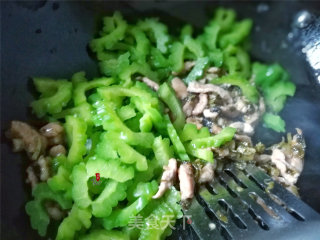 苦瓜雪菜炒肉的做法步骤：7