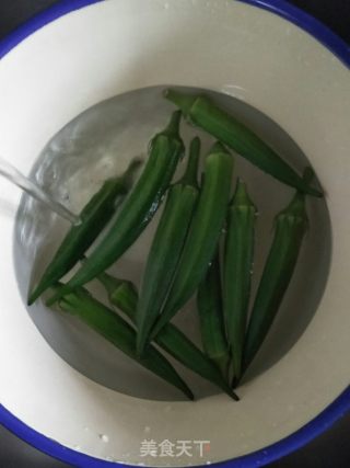 彩椒炒秋葵的做法步骤：2