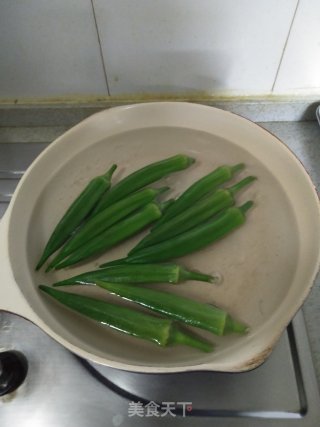 彩椒炒秋葵的做法步骤：3