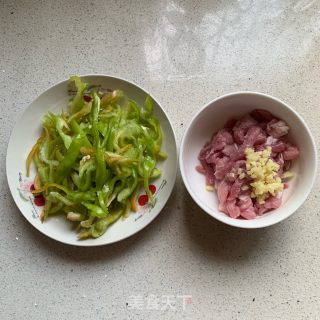 青椒肉丝面的做法步骤：1