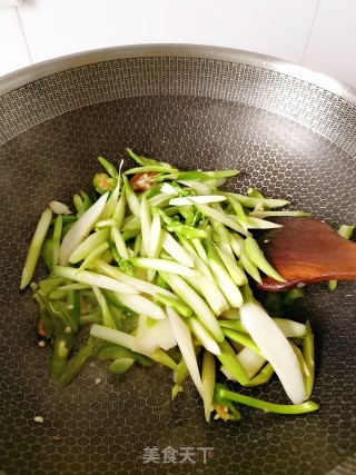 芦笋炒牛肉的做法步骤：7
