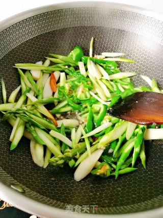 芦笋炒牛肉的做法步骤：8