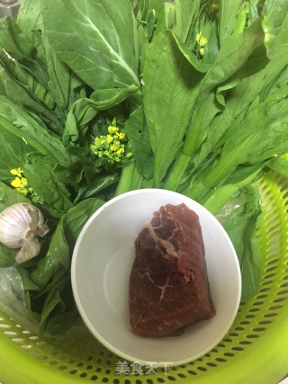 牛肉炒菜心的做法步骤：1
