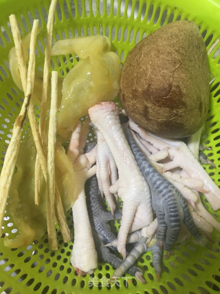椰王花㬵炖鸡爪的做法步骤：1