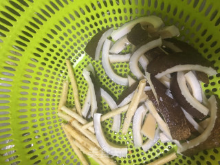 椰王花㬵炖鸡爪的做法步骤：2