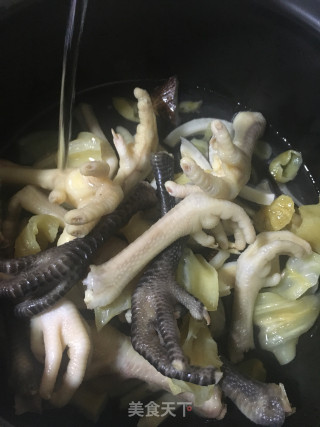 椰王花㬵炖鸡爪的做法步骤：5
