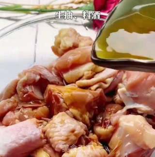 黄焖鸡怎么做简单又好吃？这2步做对了，想难吃都难！的做法步骤：1