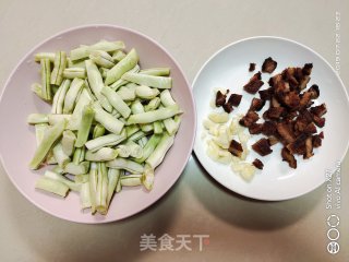 牛肉丁炒不老豆的做法步骤：1